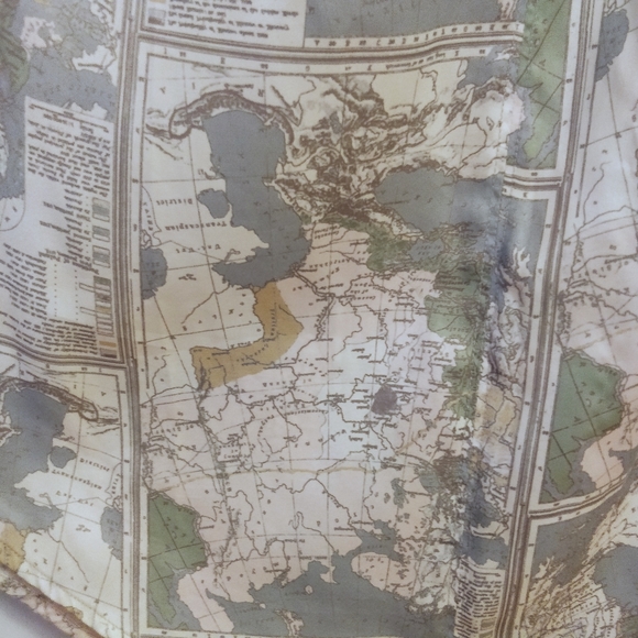 Silky map blouse - Picture 8 of 9